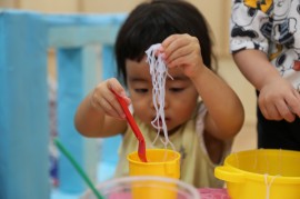 感触あそび　～春雨～